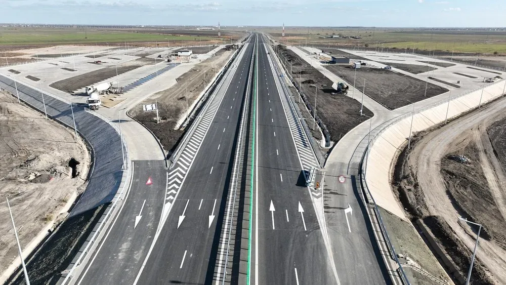 Drum expres cu benzi de urgență și platformă lărgită pentru siguranță sporită.