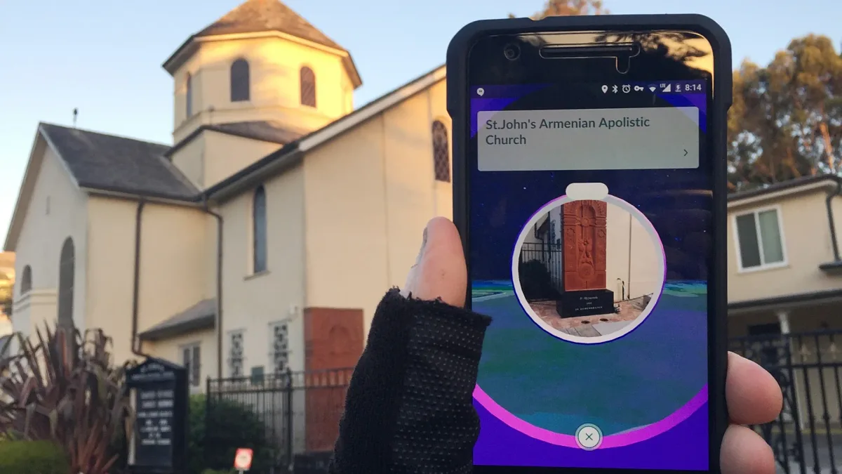 Utilizator care scanează o biserică în Pokémon GO.