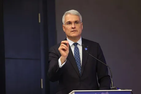 Dragoș Pîslaru discută despre importanța stabilității guvernamentale în România.