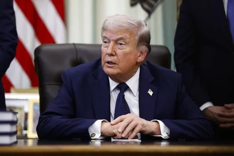 Donald Trump la birou, discutând despre gala UFC Freedom 250.