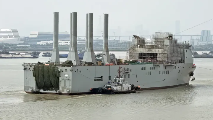 Nava-mamă pentru drone submarine în construcție la șantierul din Guangzhou.
