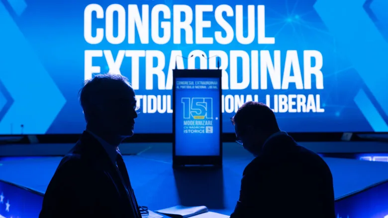 Silhouette de persoane în fața unui ecran cu mesajul Congres Extraordinar PNL.