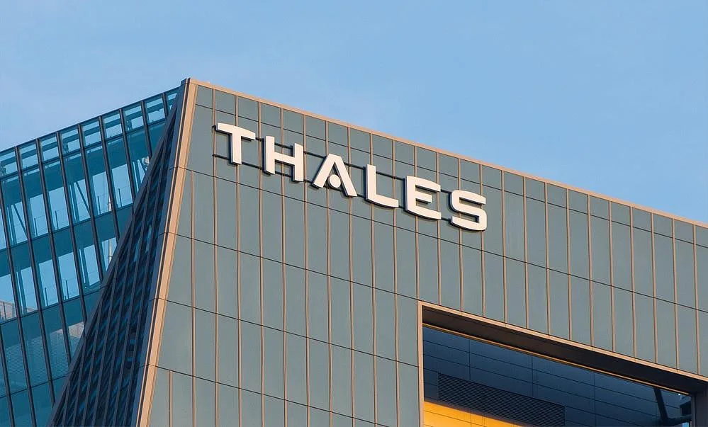 Sediul Thales din România, simbol al expansiunii companiei în domeniul tehnologic.