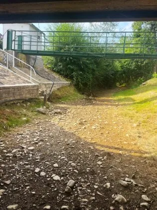 Zona afectată de secetă, cu pământ uscat și apă scăzută.