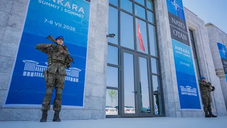 Soldați în fața clădirii summitului NATO de la Ankara.
