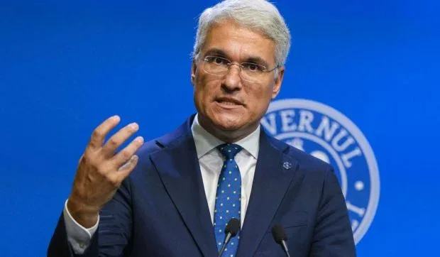 Dragoș Pîslaru discutând despre destabilizarea PNL și alianța cu PSD.