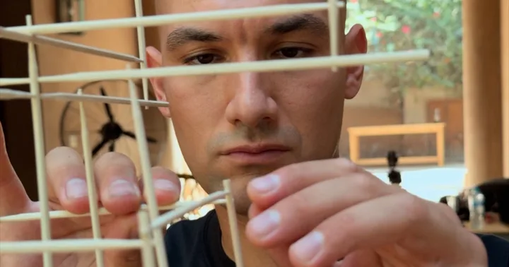 Un designer lucrează cu atenție la un model creativ.