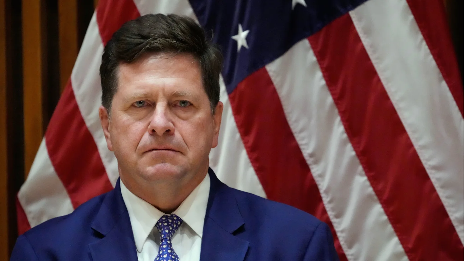 Jay Clayton, noul lider al grupului pentru super inteligență, în fața steagului american.