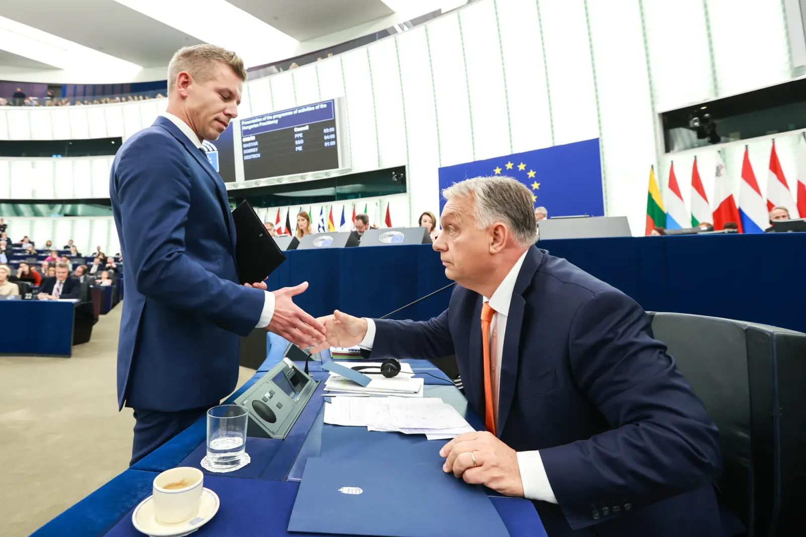 Péter Magyar și Viktor Orbán discutând despre migrație.