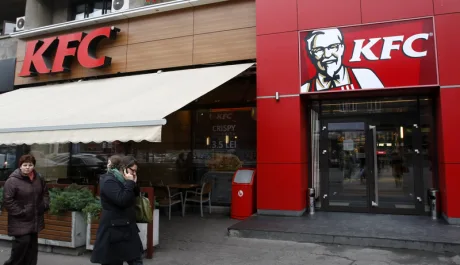 KFC deschide un bar temporar în Londra, oferind vinuri alături de pui prăjit.
