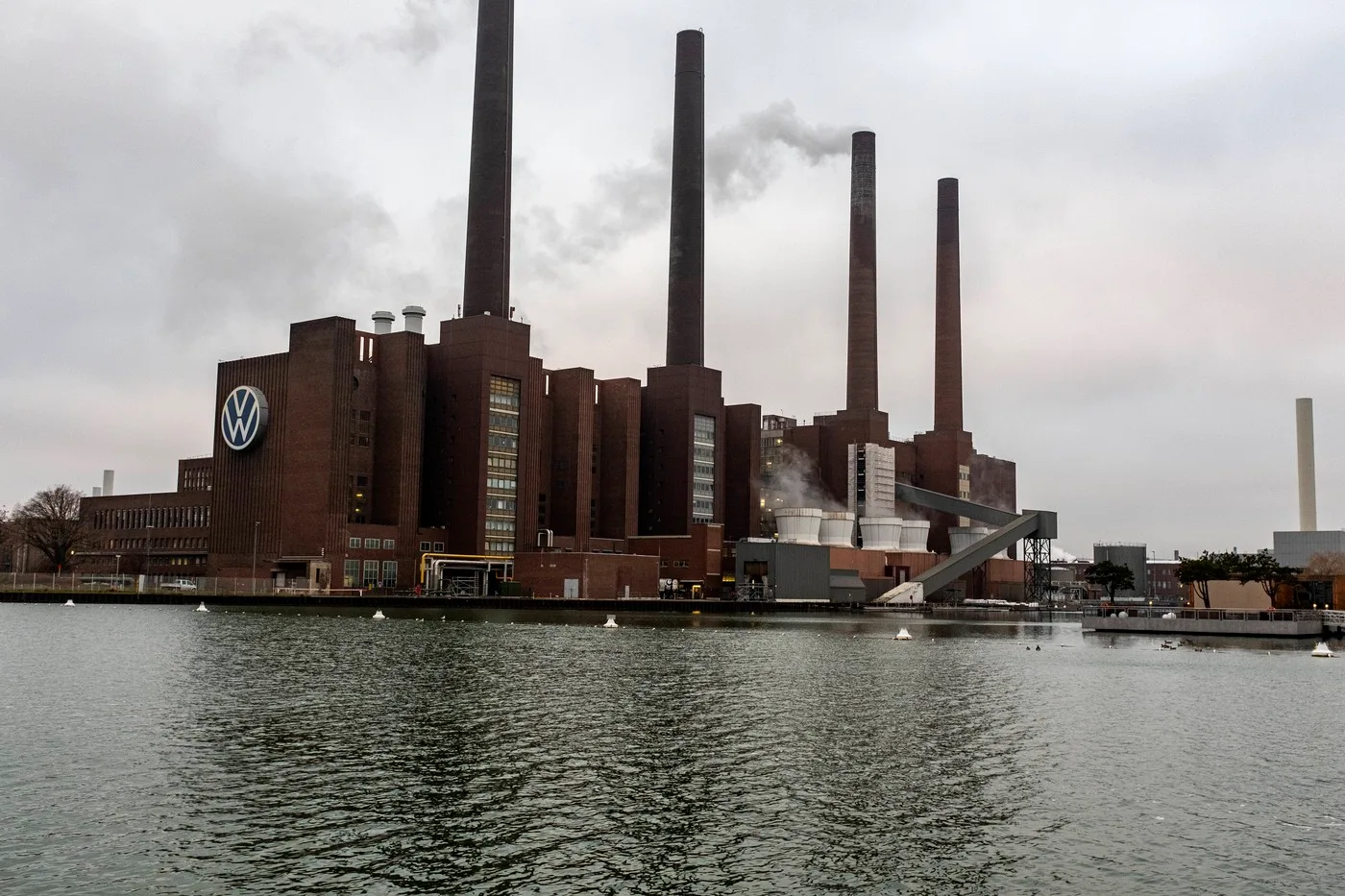 Fabrica Volkswagen reflectată în apă, simbol al transformării industriale în Germania.