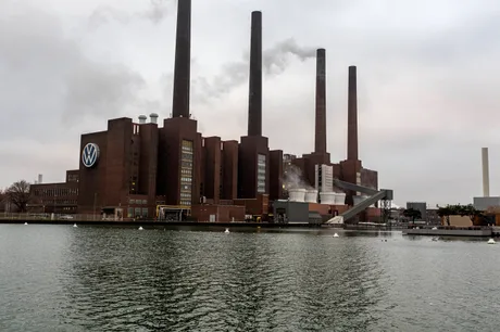Fabrica Volkswagen reflectată în apă, simbol al transformării industriale în Germania.