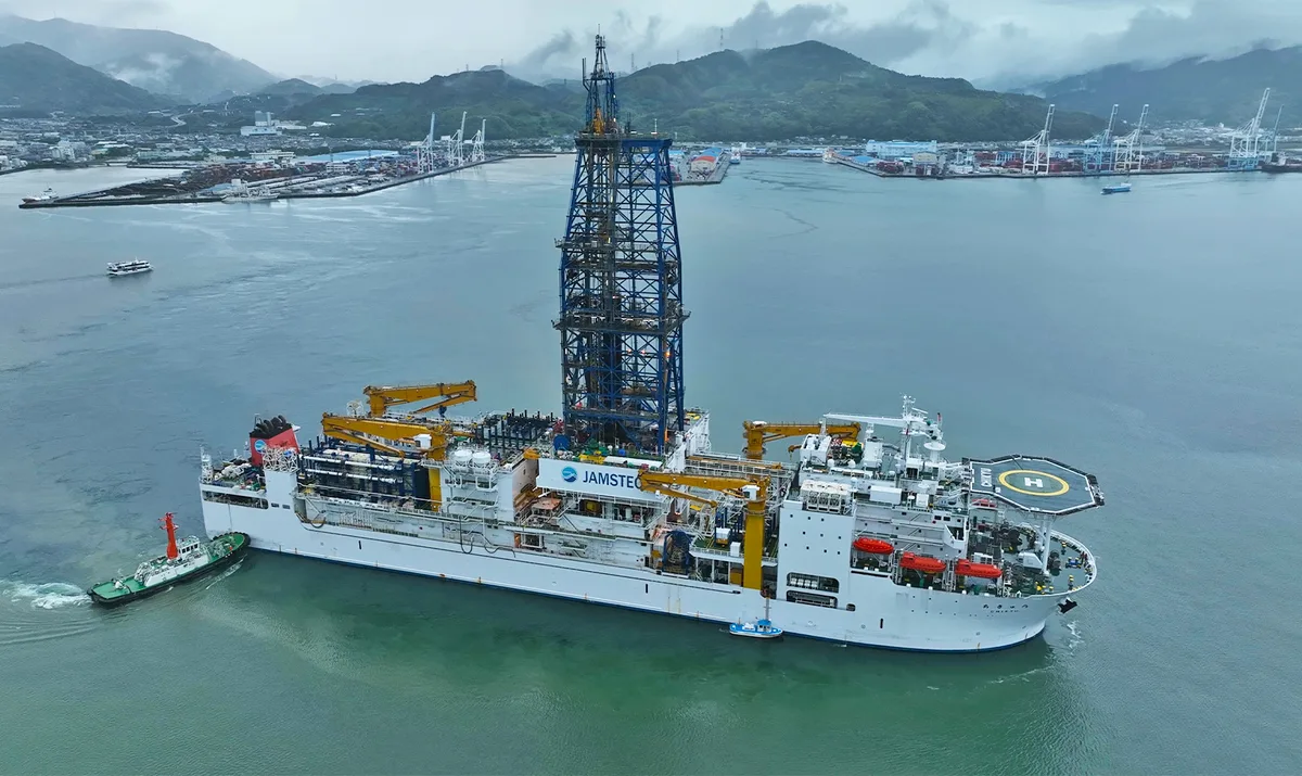 Vasul de foraj Chikyu în port, pregătit pentru explorare marină.
