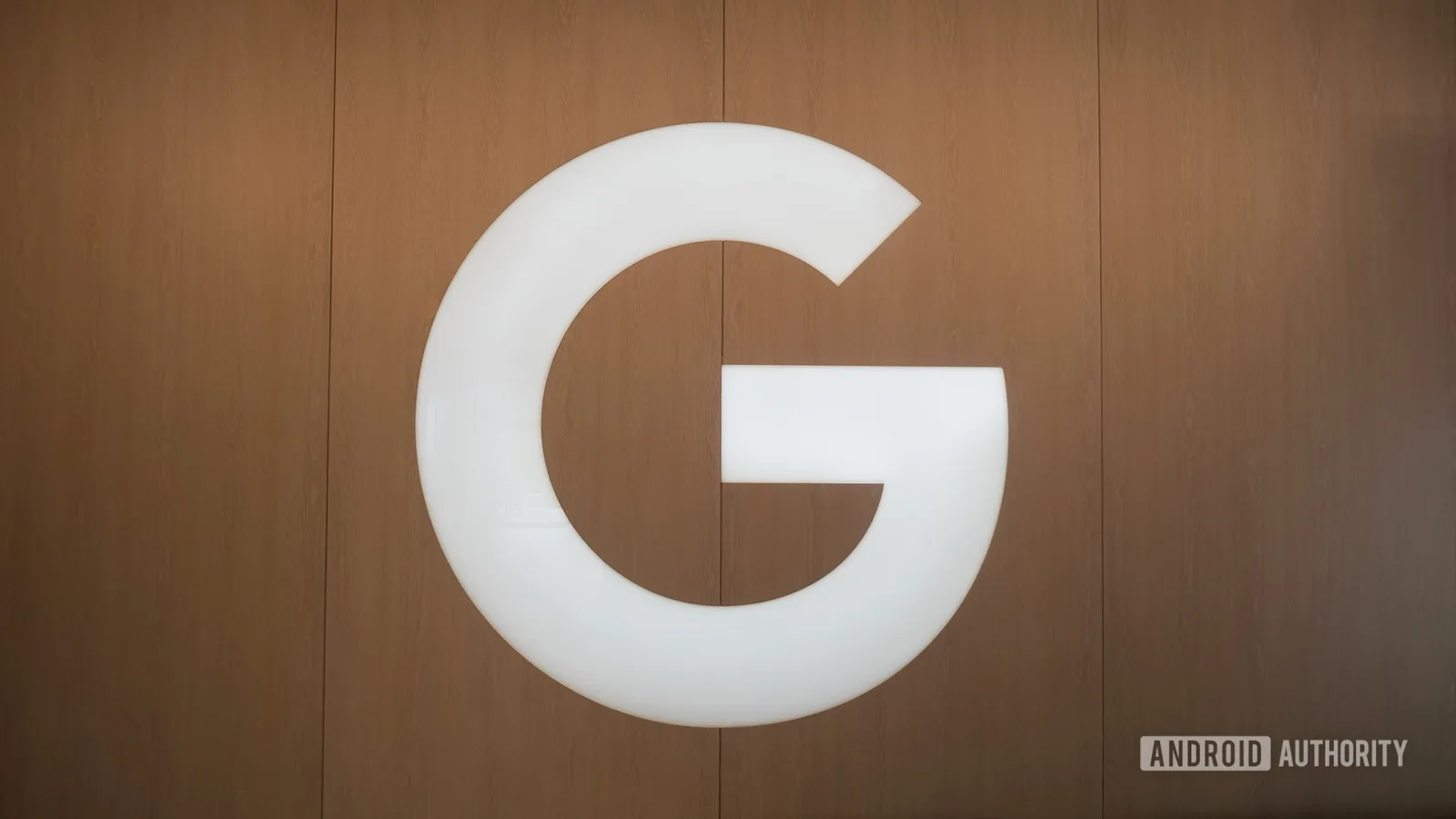 Logo-ul Google pe un fundal de lemn, simbolizând tehnologia modernă.