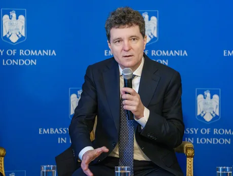 Nicușor Dan discutând despre formarea unui nou guvern în România.