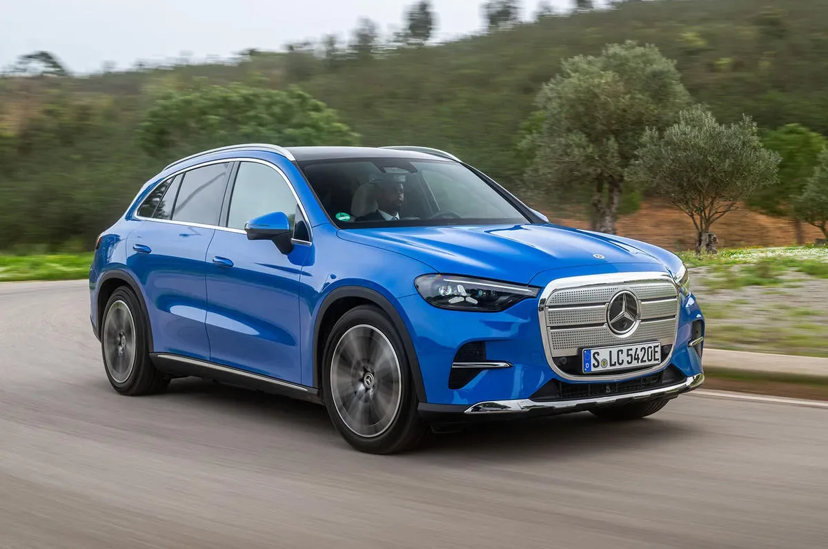Un SUV Mercedes-Benz albastru pe drum, simbolizând inovația auto.