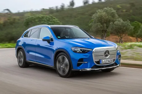Un SUV Mercedes-Benz albastru pe drum, simbolizând inovația auto.