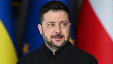 Volodimir Zelenski discutând cu oficiali în context de securitate.