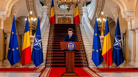 Nicușor Dan susține un discurs la Palatul Cotroceni, în fața drapelului României și al Uniunii Europene.