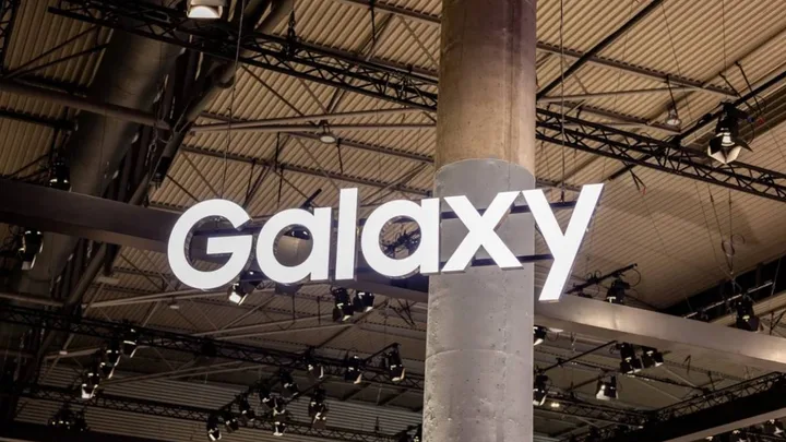 Samsung își reduce producția de smartphone-uri din cauza scumpirii memoriilor RAM.