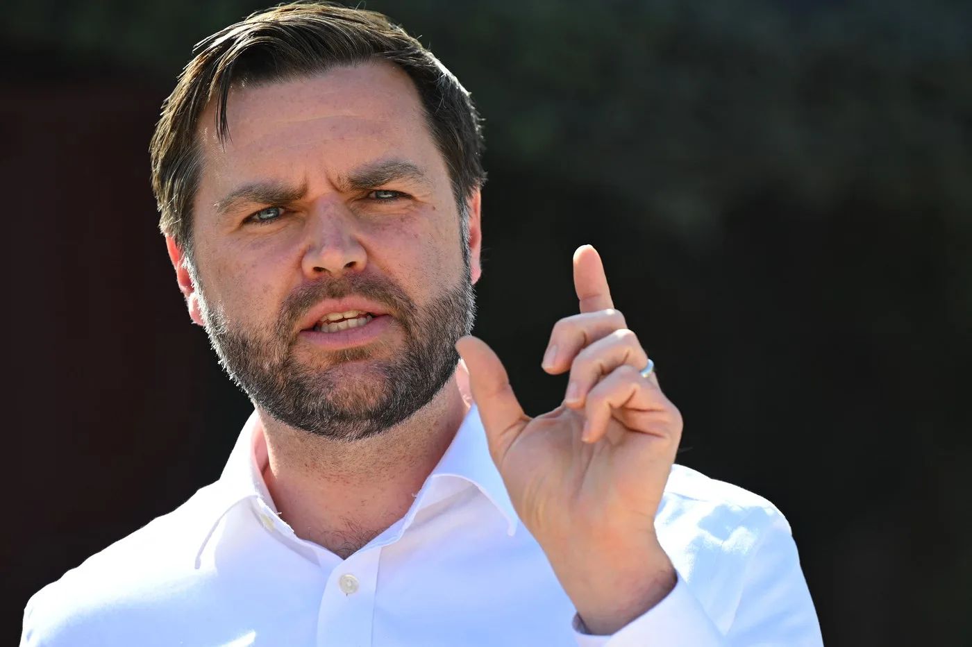 JD Vance discută despre relațiile SUA cu Iranul și impactul asupra prețului petrolului.