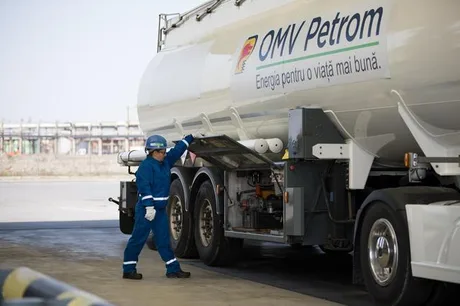Un angajat al rafinăriei Petrom inspectează un camion de combustibil.