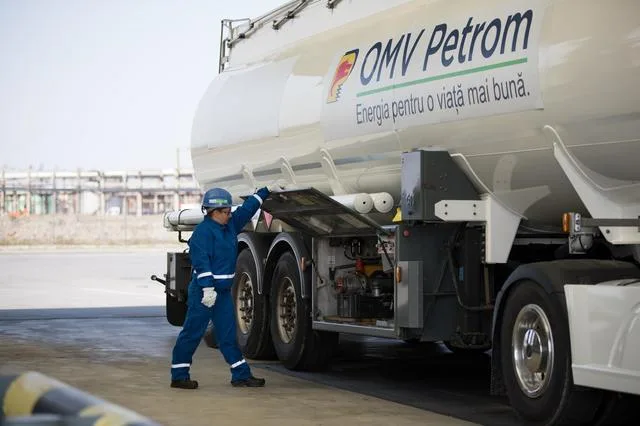 Un angajat al rafinăriei Petrom inspectează un camion de combustibil.