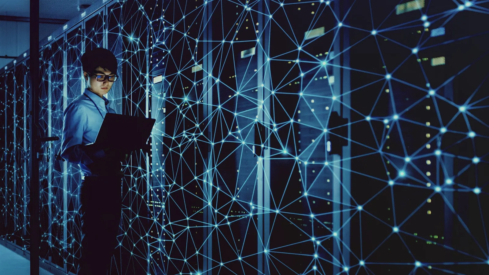Un tehnician analizează serverele dintr-un centru de supercomputing.