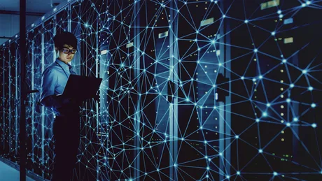 Un tehnician analizează serverele dintr-un centru de supercomputing.