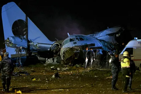 Accident aviatic tragic în Bolivia, cu victime și bani împrăștiați pe sol.
