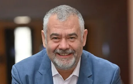 Directorul AROBS zâmbind, discutând despre strategia de vânzare a subsidiarei.
