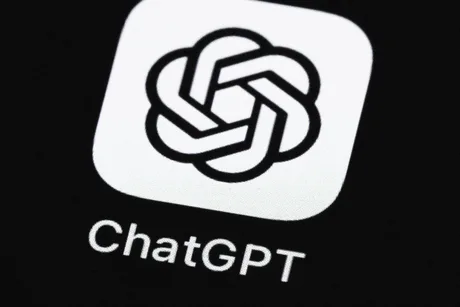 Logo-ul ChatGPT pe un ecran negru, simbolizând inovația în tehnologie.