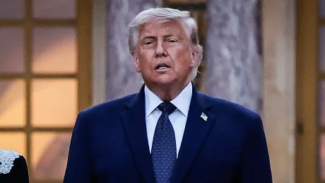 Donald Trump discutând despre acordul cu Iranul la Palatul Versailles.