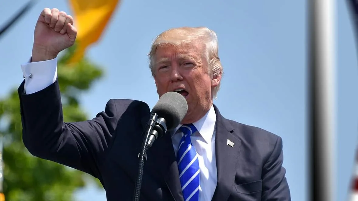Donald Trump vorbește la un eveniment, exprimându-și opiniile despre reglementarea AI.