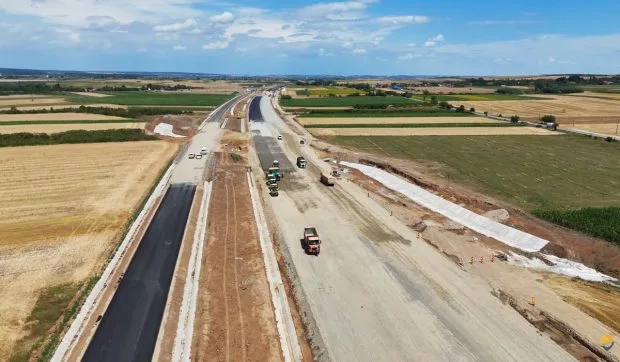 Lucrări la Autostrada Transilvania, tronson Biharia-Chiribiș, peisaj rural vast.