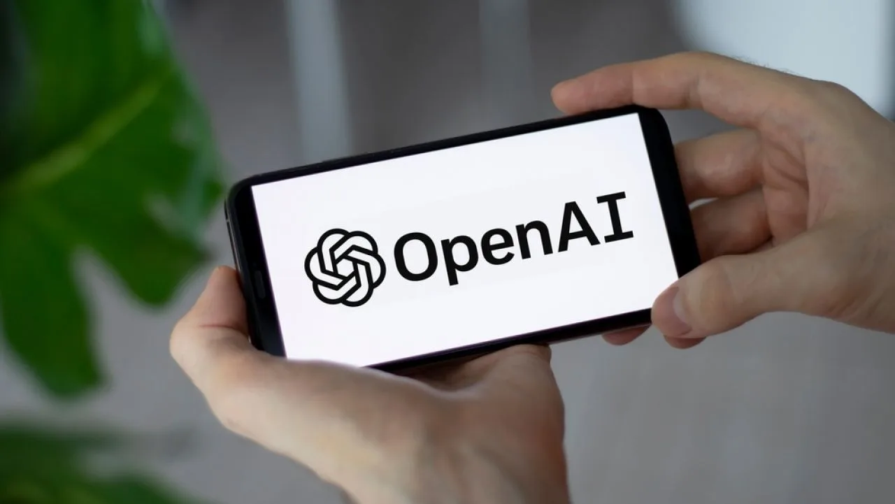 Un telefon mobil care afișează logo-ul OpenAI.
