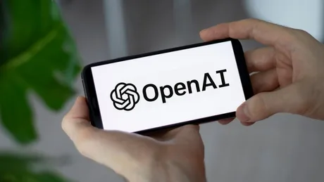 Un telefon mobil care afișează logo-ul OpenAI.
