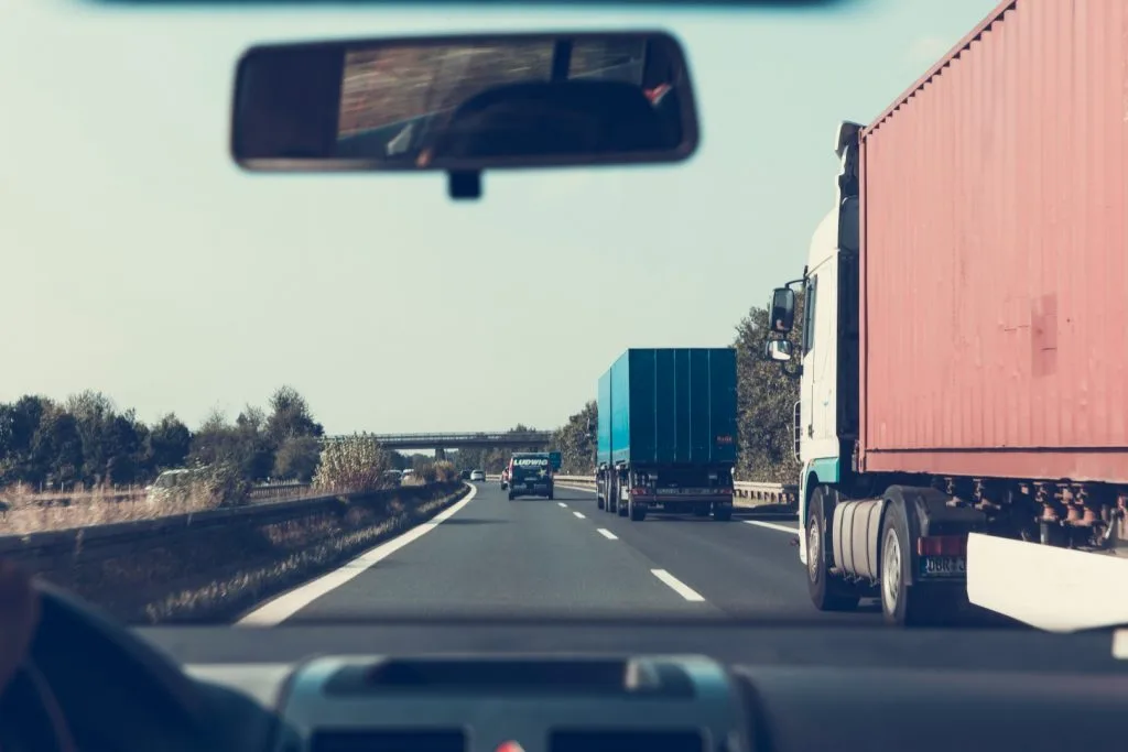 Vedere din mașină cu camioane pe autostradă, transport rutier în România.