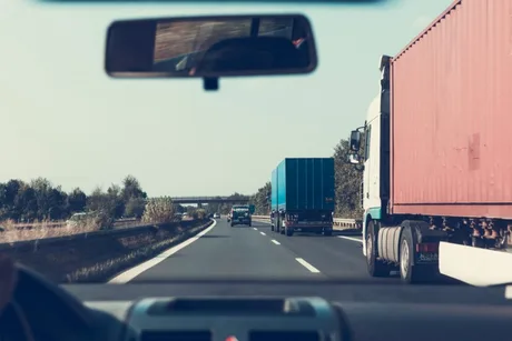 Vedere din mașină cu camioane pe autostradă, transport rutier în România.
