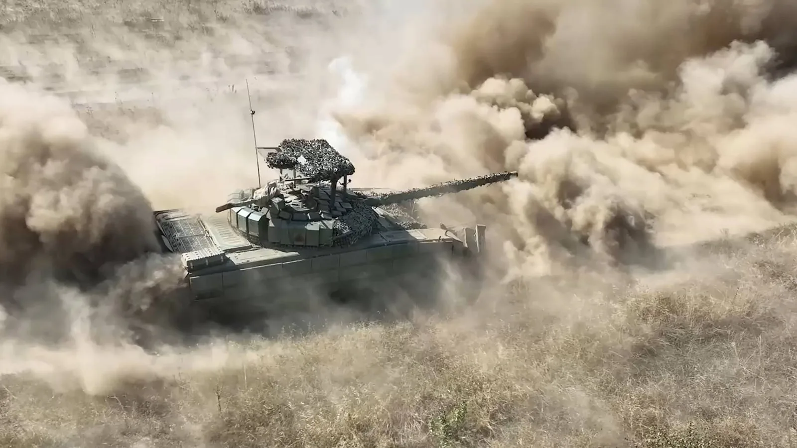 Tancul robotizat Shturm blocat în noroi în timpul exercițiului militar.
