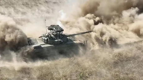 Tancul robotizat Shturm blocat în noroi în timpul exercițiului militar.