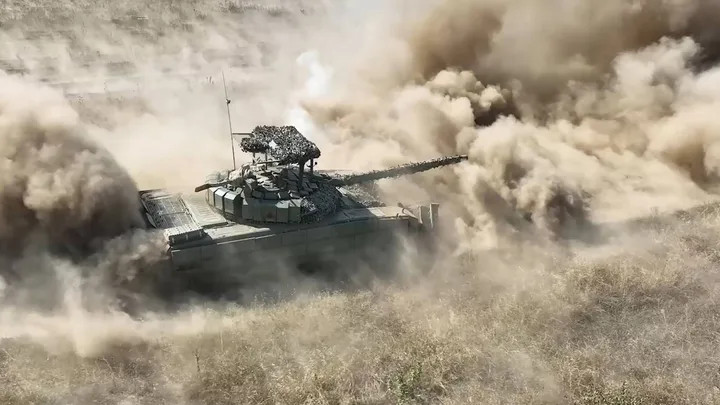 Tancul robotizat Shturm blocat în noroi în timpul exercițiului militar.