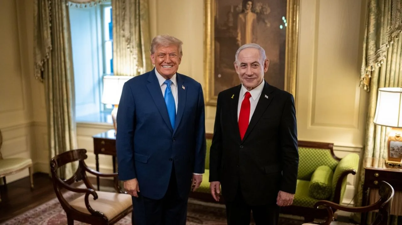 Donald Trump și Benjamin Netanyahu zâmbind într-un cadru oficial.