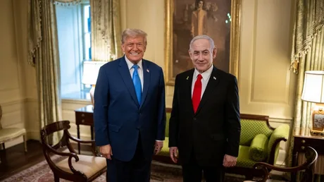 Donald Trump și Benjamin Netanyahu zâmbind într-un cadru oficial.