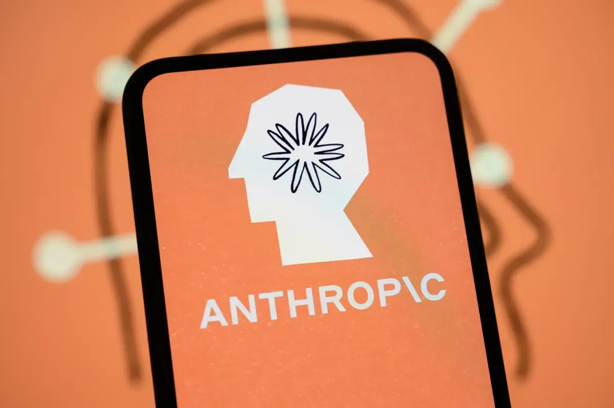Logo-ul Anthropic pe un fundal portocaliu, simbolizând inovația în AI.