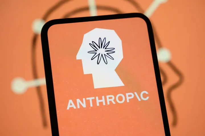 Logo-ul Anthropic pe un fundal portocaliu, simbolizând inovația în AI.