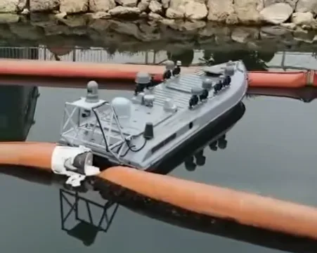 Dronă navală Magura 5 în apă, cu echipamente de război electronic vizibile.