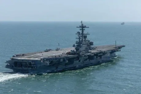 Portavionul american navighează pe lângă coastele Africii.