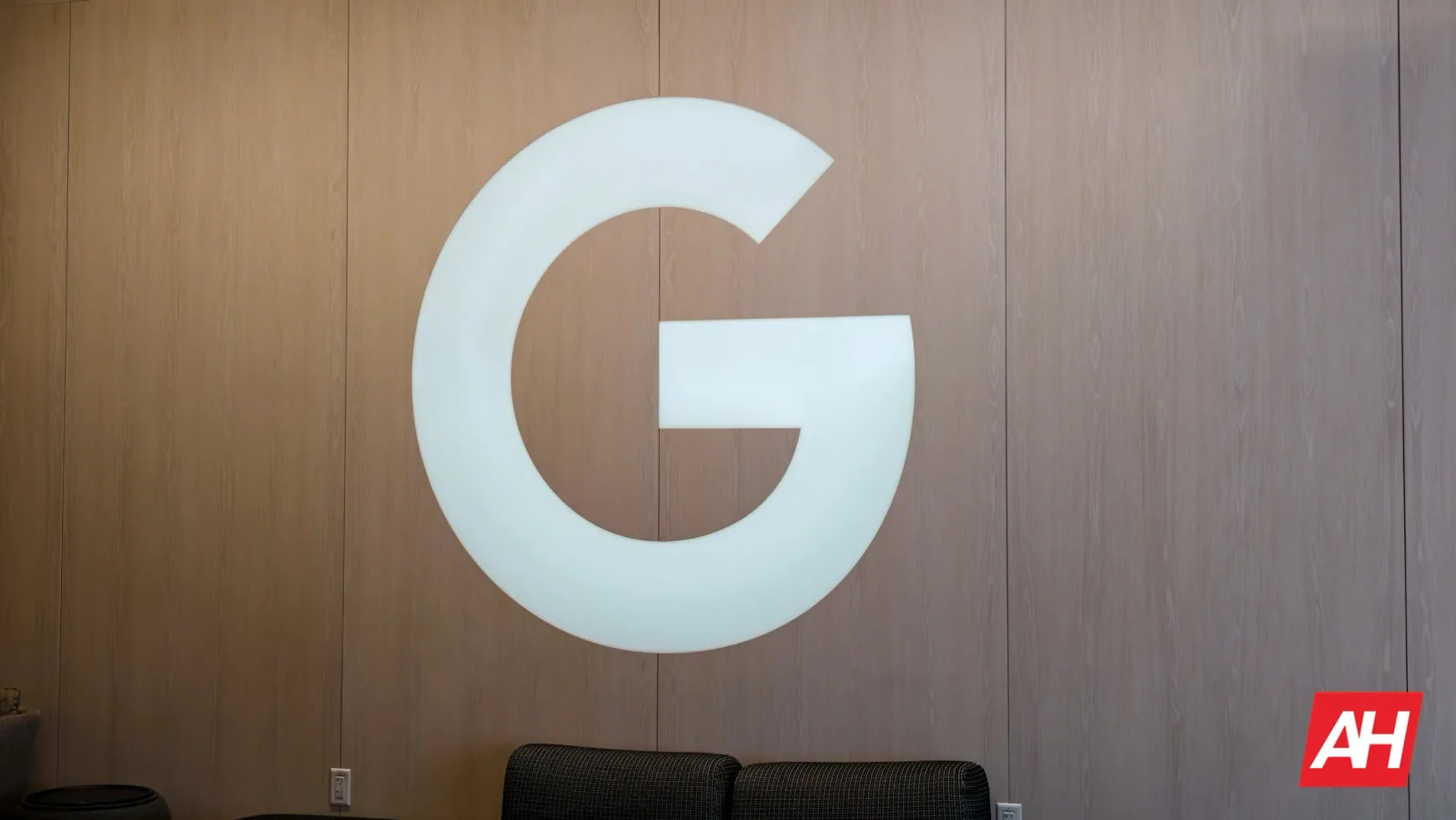 Logo-ul Google pe un perete, simbolizând inovația tehnologică.