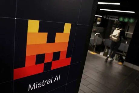 Logo-ul Mistral AI într-o stație de metrou, simbolizând inovația în tehnologie.